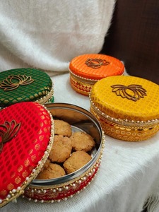 Boîte décorative en acier indienne faite à la main pour contenir des fruits secs et sucrés, boîte à bijoux, cadeau de retour pour la fête de Mehendi Sangeet, faveur - Product Image 5