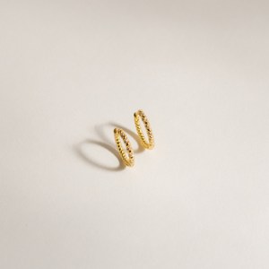 Pendientes de aro retorcidos Pendientes de aro pequeños chapados en oro y plata 925 Pave Huggie Pendientes de diseñador hechos a mano Regalo para su uso - Product Image 1