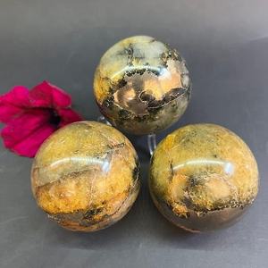 Guérisseur d'or naturel de haute qualité Boule de cristal de pyrite Style Feng Shui et amour Porte des lions Sphère de quartz pour la guérison - Product Image 5