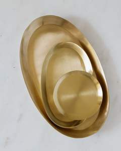 Bandeja decorativa de latón de tono dorado adecuada para funciones culturales de lujo, ceremonias religiosas y eventos formales - Product Image 5