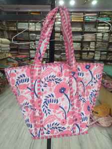 Sac fourre-tout en coton imprimé Tokri matelassé, imprimé floral gris, sac de transport, vente en gros, exportation en vrac, B2B, ensemble de voyage, shopping, utilisation au détail - Product Image 5