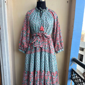 Robe longue en coton imprimé fleuri décontracté pour femmes couleurs de blocs avec col licou manches longues à plusieurs niveaux avec poches grande taille - Product Image 1