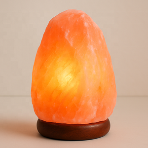 Lampe au sel rose himalayen pur sculptée par des artisans qualifiés base en bois et lumière dimmable pour l'ambiance bien-être à la maison et au bureau - Product Image 5