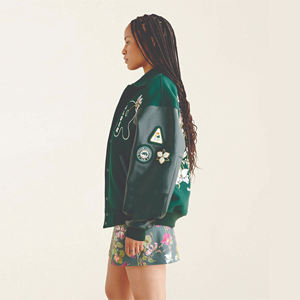 Vente en gros personnalisée veste universitaire courte en satin pour dames nouvelles vestes letterman de baseball légères pour femmes - Product Image 3