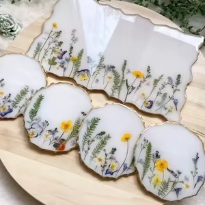 Sous-verres en résine époxy de qualité supérieure fabriqués à la main avec une finition brillante pour les dessus de table de luxe dans les restaurants ou les espaces de vie - Product Image 3