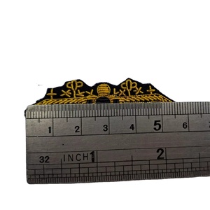 Broches brodées à la main en fil de soie doré et argenté - Broche de coléoptère ailé en fil de soie - Broderie 3D d'insectes de luxe - Product Image 1