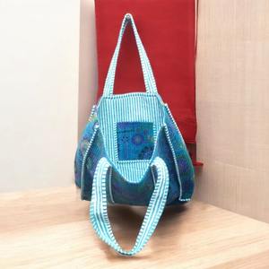 Bolso Tote de Moda Bohemia Vintage Ligero de Terciopelo Le Souvenirs con Bolsillos Interiores y Cierre de Cremallera - Diseño Indio Azul Sujaani para - Product Image 2