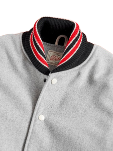 Chaqueta de Béisbol Varsity de Forro Polar Personalizada para Hombre, Nueva Moda OEM, Cuello Alto, Apliques, Botones, Ribetes a Rayas, Reversible - Product Image 3