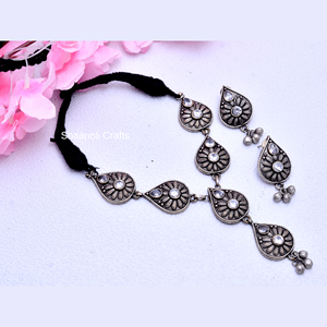 Collares de diseñador hechos a mano indios Collar de diseño de patrón de flores hermosas oxidadas de plata para mujeres para uso en festivales - Product Image 2