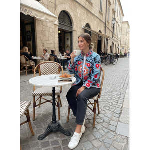 Veste en coton brodée à la main Suzani, motif Samarkand Bloom bleu ciel avec grenades cramoisies, vêtements d'extérieur pour femmes pour le printemps - Product Image 5