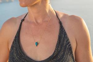 Collar con colgante de labradorita de plata de ley chapada en oro de 24K, ajuste de bisel, joyería elegante de estilo Vintage, regalo de compromiso único - Product Image 4