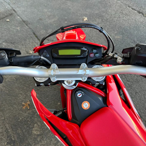 Disponible dès maintenant : Nouvelles motos Supermoto ES 700 2024 en stock - Product Image 1