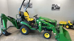 Tractor cortacésped John Deeere con cargador frontal e implementos de retroexcavadora trasera - Product Image 3