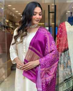 Nouveau Designer Pur Coton Alia coupé avec broderie Sikvans travail Kurti avec bas avec fantaisie Duppata Prêt à l'emploi Kurtis Set - Product Image 2