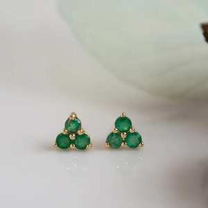 Belles boucles d'oreilles triangulaires trio cluster livrées avec des pierres précieuses émeraude-rubis et saphir en boucles d'oreilles en argent sterling massif 925 - Product Image 4