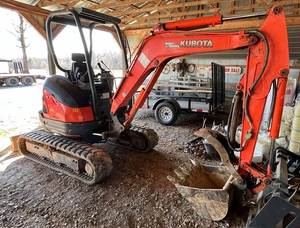 Miniexcavadora Kubota U25 2022: Potencia Compacta con Giro de Cola Cero y Versatilidad Superior - Product Image 2