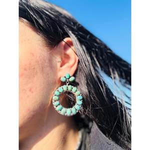 Pendientes colgantes de turquesa Navajo Kingman y plata de ley con baño de oro, diseño de racimo para fiestas - Product Image 2