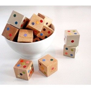 Dés en bois de style vintage fabriqués à la main accessoire de jeu décoratif - Product Image 3