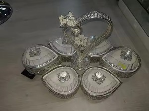 Tazón de metal bien diseñado que puede servir como centro de mesa, elevando instantáneamente la estética de su mesa de comedor, increíblemente elaborado por KHOOSI - Product Image 4