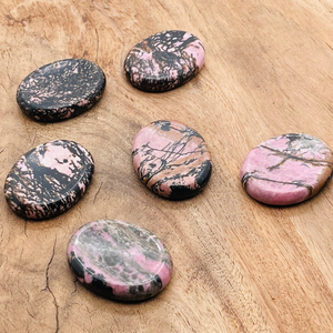 Pierres d'inquiétude de cristaux | Pierres d'inquiétude de rhodonite | Pierres de poche en cristal naturel pour la guérison, la méditation | Fourniture de gros - Product Image 3