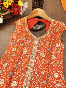 Ensemble Salwar Kameez réversible trois pièces en tissu Faux Georgette multicolore avec broderie avant et arrière et dupatta assortie pour les fêtes - Product Image 6