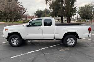 2023 To ta <b>yo</b> Ta co ma SR Low Mileage Ready for Delivery Automatic Gearbox Left Dark Leather R 18 Van - Product Image 2