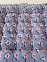 Coussin de chaise matelassé en coton bleu à motifs floraux, imprimé à la main, écologique, non toxique, garni de fibres 100 % polyester, pour lecture et repos au lit