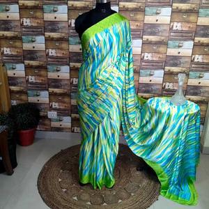 Elegante Sari de seda verde con diseño intrincado Ropa india y pakistaní - Product Image 1