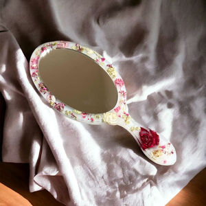 Miroir à main en résine avec finition lisse et brillante, parfait pour un usage quotidien, le maquillage ou des fins décoratives, ajoutant une touche élégante - Product Image 1