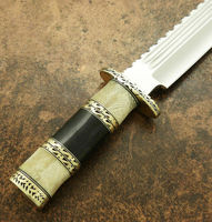Handgemachtes Damaskus messer mit horizontaler Ledersc heide Feste Klinge für Bush craft Skinn ing Hirschhorn knochen griff