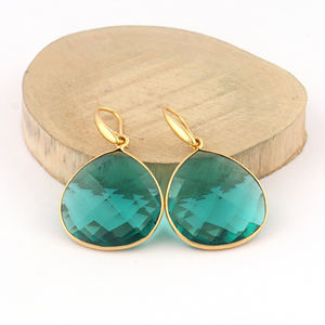 Boucles d'oreilles pendantes hypoallergéniques en apatite quartz taille checker, laiton massif plaqué or 18 carats, serties en forme de cœur - Product Image 3