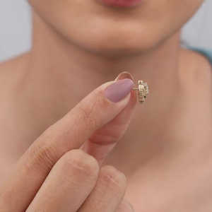 Pendientes de media luna de oro con diamantes cultivados en laboratorio - Product Image 1