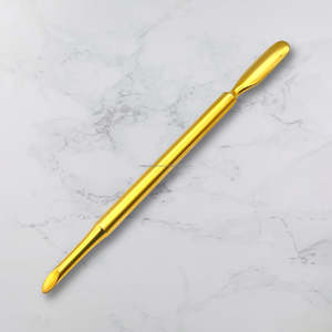 Pousse-cuticules carré plat doré personnalisé avec logo, mini outil de nettoyage des ongles à double tête en acier inoxydable par Kaneka Enterprises - Product Image 3