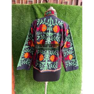 Veste en tissu coton Suzani unisexe brodée à la main en textile indien sans fermeture pour une tenue de fête décontractée pour l'hiver et le printemps - Product Image 6