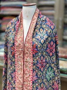 Chal de Terciopelo de Invierno Inspirado en el Estilo Cachemir, Poliéster Sólido con Bordado Floral Paisley Blanco Intrincado, Transpirable, Cálido y Elegante - Product Image 4