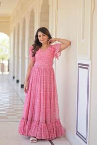 Collection de robes de créateurs indiens de couleur rose Tissus en soie faux georgette avec impression numérique Travail de conception pour les femmes Vêtements de mariage - Product Image 5