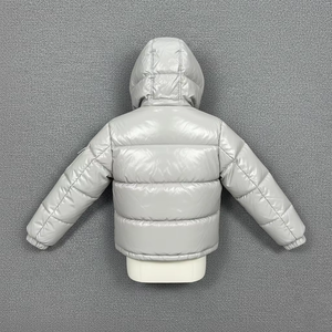 Blouson matelassé antibactérien à capuche pour homme avec col montant et logo frontal, finition brillante blanc et gris clair, décontracté pour l'hiver - Product Image 3