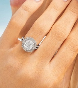 แหวนหมั้นเพชรเม็ดเดี่ยวสีทองประดับด้วยเม็ดเพชรสำหรับงานปาร์ตี้ - Product Image 2