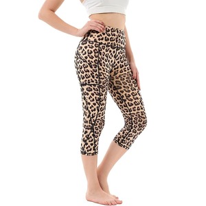 Leggings Capri de cintura alta tropicales personalizados para mujer Pantalones de Yoga de secado rápido con bolsillos para control de barriga y cierre de cintura elástica - Product Image 6