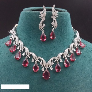 Classique AD Stone Teardrop Design Collier et boucles d'oreilles pour les femmes Convient aux mariages Fonctions traditionnelles et tenues élégantes - Product Image 1