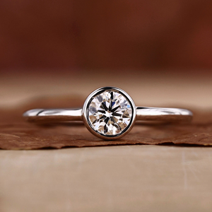 Bague de fiançailles solitaire EVS en diamant blanc rond brillant de 2,0 carats, cultivé en laboratoire, sertie clos - Product Image 1