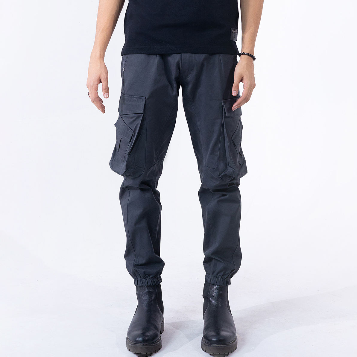 สีเทาเข้ม