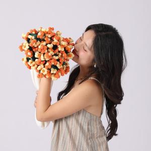 Bouquet de roses éternelles et petite fleur de marguerite au crochet fait main pour l'été, et couverture au crochet pour toutes les occasions festives - Product Image 3