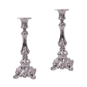 Bougeoir en métal au design attrayant Base à pied au design antique avec bougeoir à finition brillante argentée Ensemble de 2 pièces - Product Image 1
