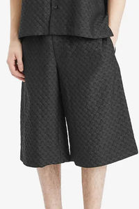 Bermuda texturé noir pour homme avec ceinture élastique et motif géométrique subtil, confortable et élégant pour l'été - Product Image 2