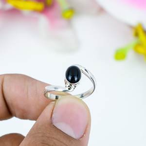 Bague minimaliste en onyx noir pour femme, argent sterling 925, solitaire moderne, pierre précieuse élégante, à porter au quotidien, bijoux de mariage et de fête - Product Image 1