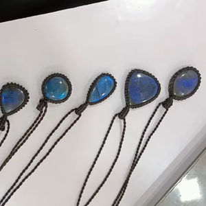 Colliers perlés de qualité AAA - Matériel en laiton avec cristaux naturels assortis, pendentifs en macramé, pierres précieuses de formes variées, vente en gros - Product Image 2