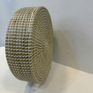Plateau rond de luxe en jonc de mer avec ficelle en PP - Panier de rangement multifonctionnel et écologique - Product Image 4