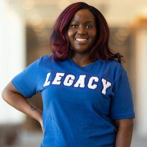 Camiseta Royal Blue Legacy Sorority con letras blancas en negrita, camiseta informal de algodón suave para el uso diario de la vida griega - Product Image 3