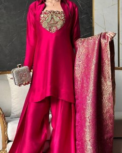 Venta al por mayor de fábrica: Conjunto de 3 piezas de ropa india y pakistaní de diseñador FATEMA FASHION (Kurti, Pantalón, Dupatta) de seda Chinon para fiesta para mujer - Product Image 3